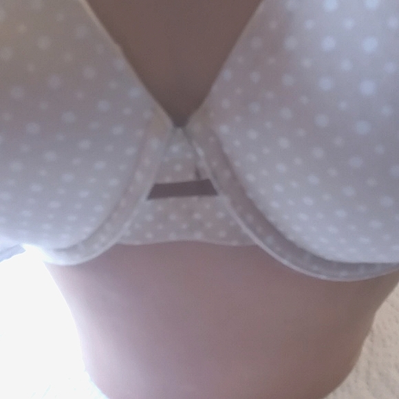 Warner's wired support bra w/ adjustable bra straps and hook & eye closure. 36D - Picture 2 of 6